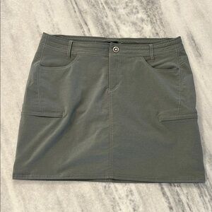 KUHL Anfib Women’s Skort sz 10 in Olive Green (lined with shorts)